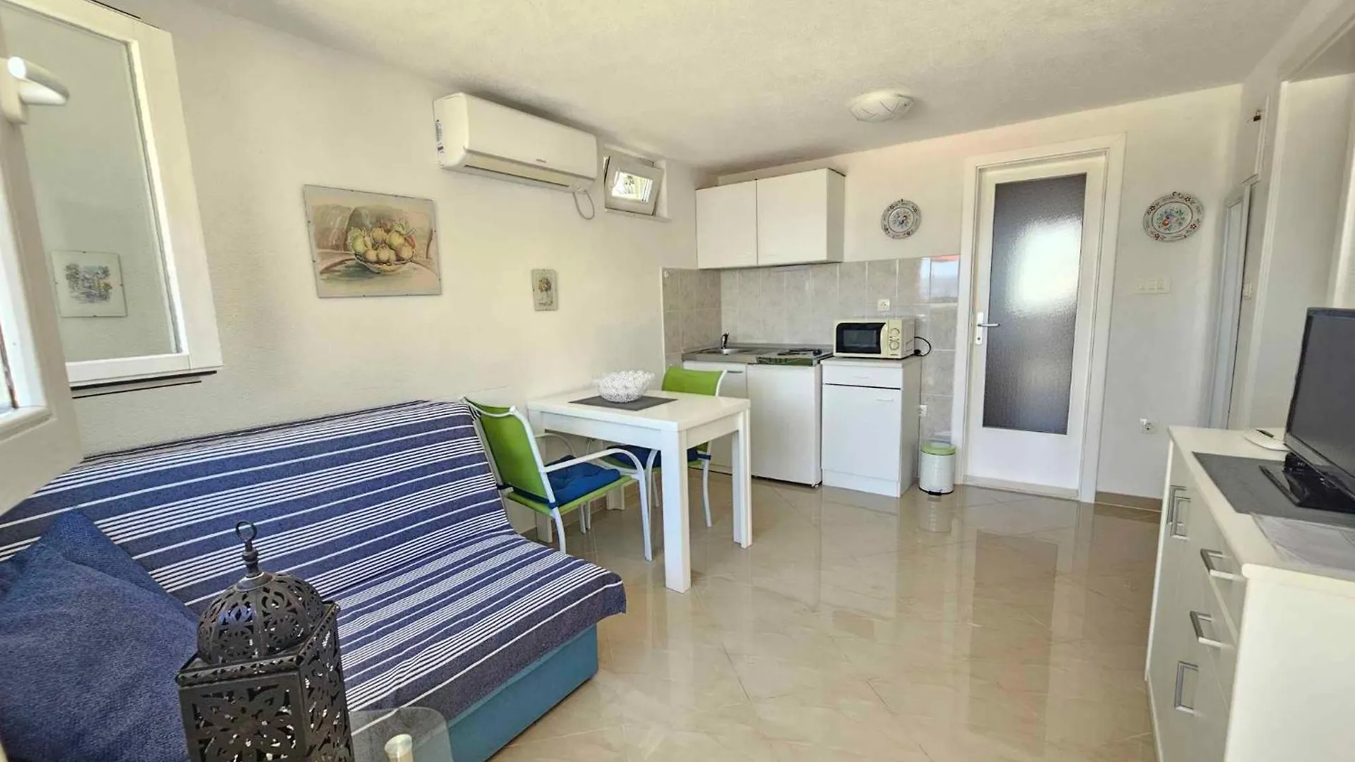 Apartment In Novi Vinodolski 27342
